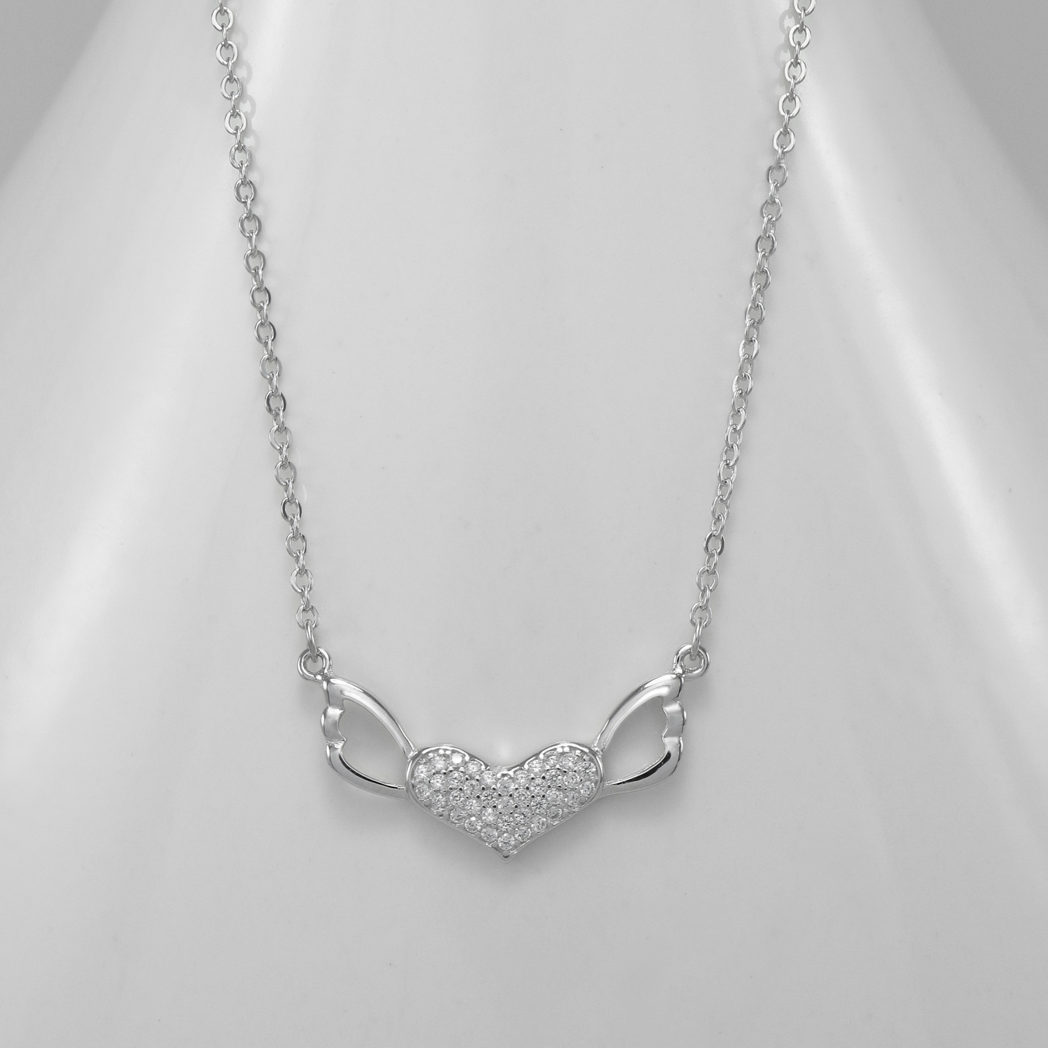 Strieborný náhrdelník - okrídlené srdce