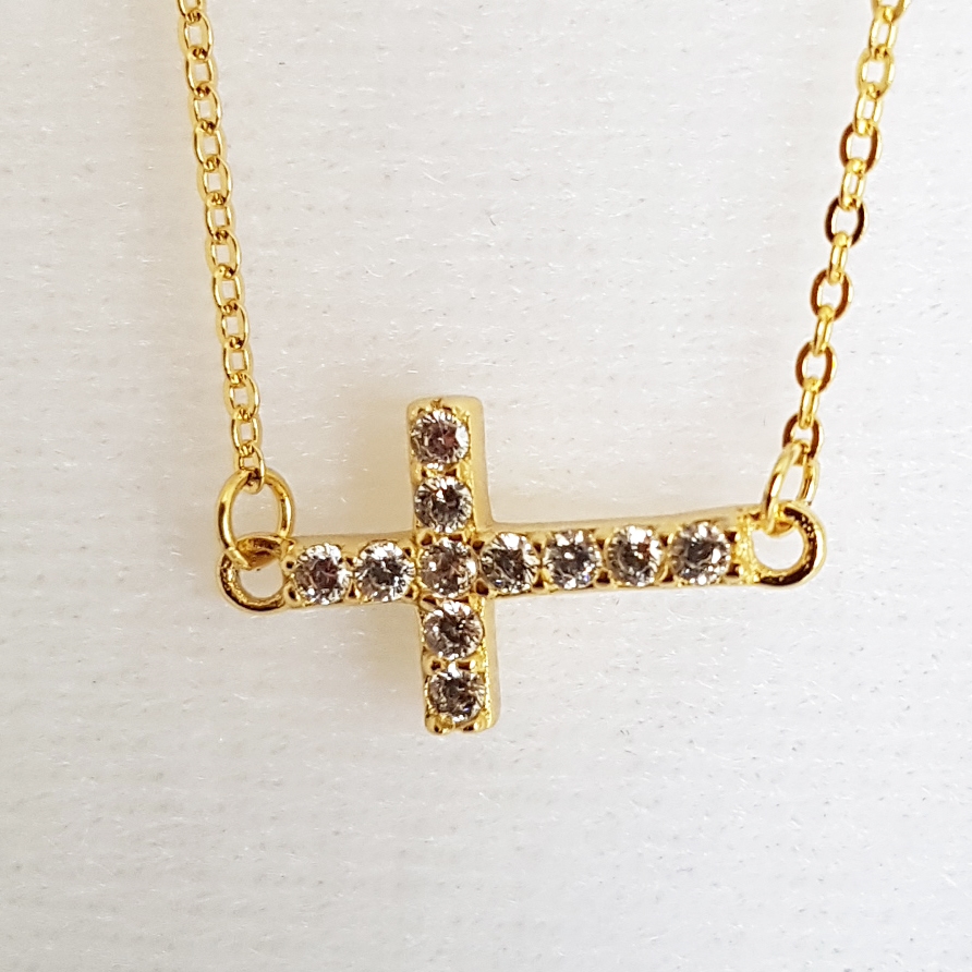 Pozlátený strieborný náhrdelník - krížik so zirkónmi