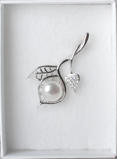 Strieborná brošňa so zirkónmi a perlou