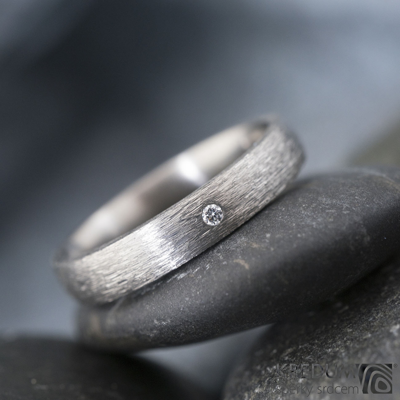 Dámsky titánový prsteň Klasik brúsený, diamant 1.7 mm