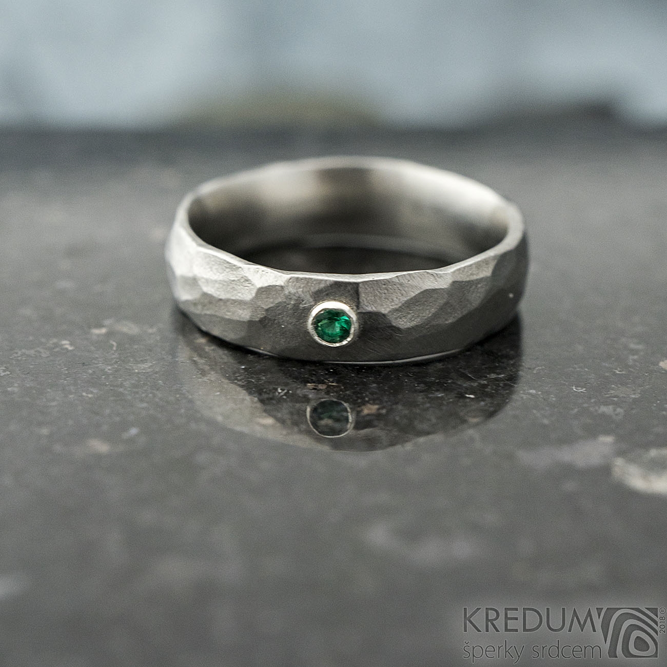Kovaný oceľový prsteň Klasik Draill so smaragdom v striebre, veľ. 55
