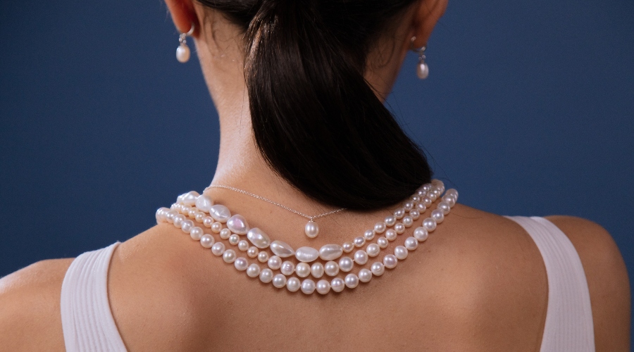 žena s perlovým náherdelníkem