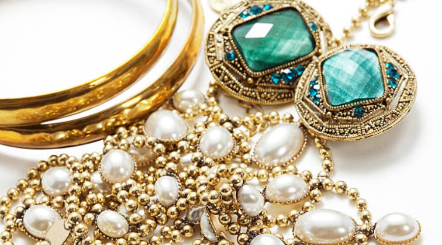 Šperky s polodrahokamy a perlami.