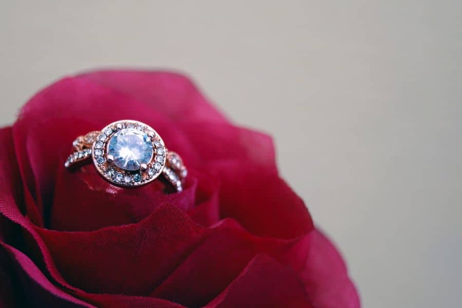 Luxusní zásnubní prsten