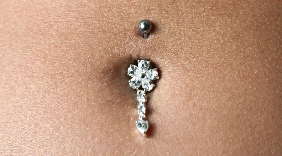 piercing v pupíku