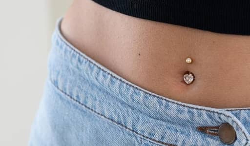 Piercing v pupíku