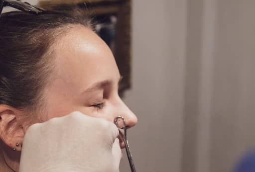 Aplikace nostril piercingu
