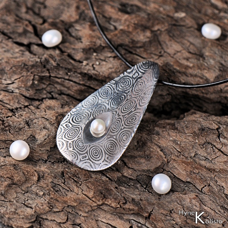 Kovaný prívesok damasteel - Slza víly s perlou