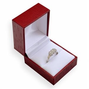Červená koženková krabička na zásnubný prsteň
