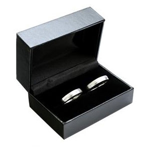 Čierna koženková krabička na snubný prsteňe