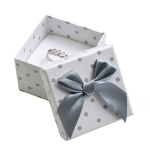 Malá darčeková krabička na prsteň biela - šedé bodky