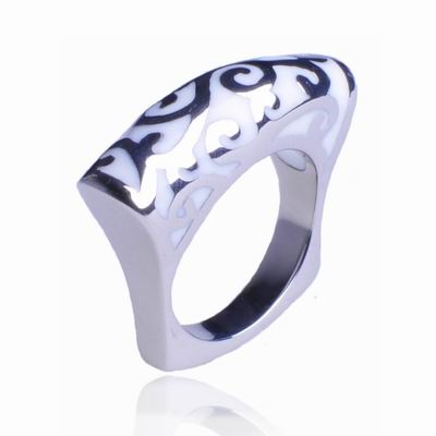 Oceľový prsteň s bielymi ornamentmi, veľ. 55
