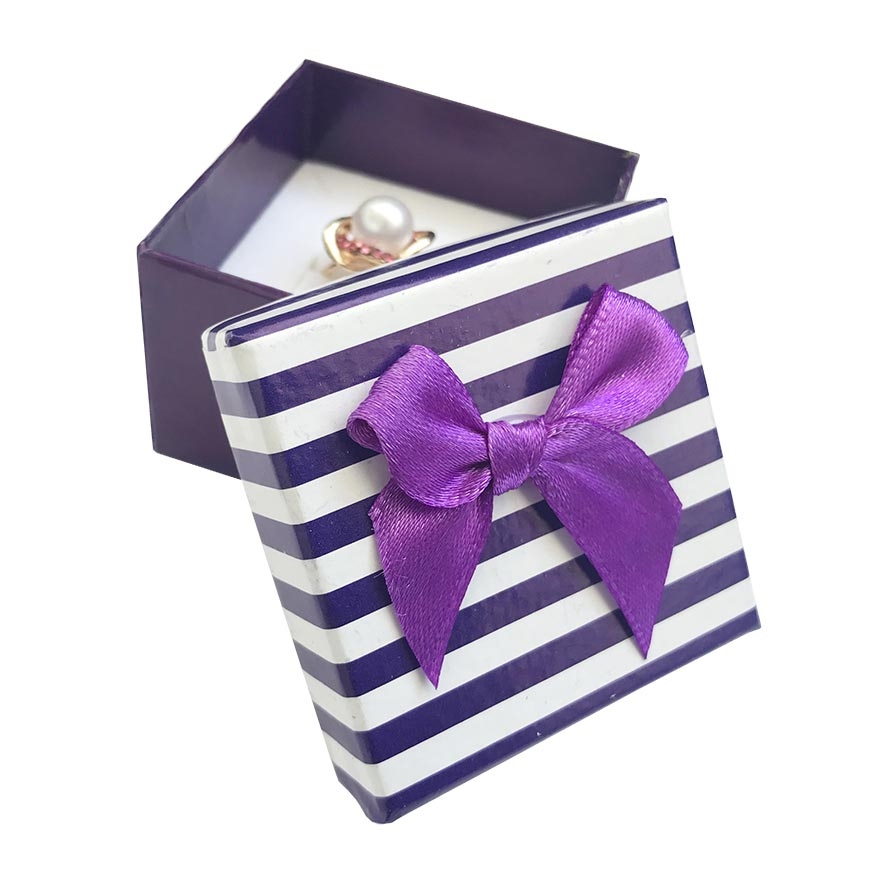 Darčeková krabička na prsteň alebo náušnice, fialové pruhy