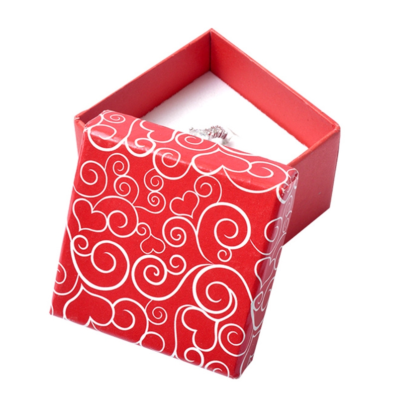 Malá červená krabička na prsteň so srdiečkovými ornamentami