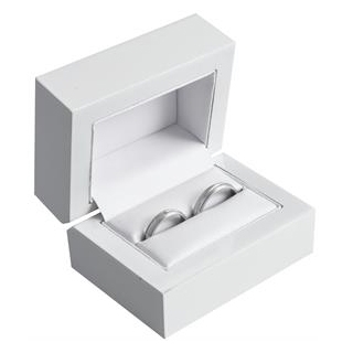 Biela drevená darčeková krabička na snubné prstene
