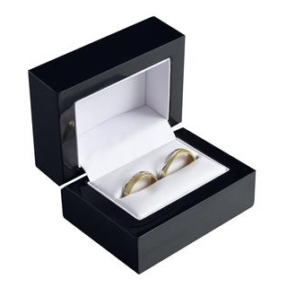 Čierna drevená darčeková krabička na snubné prstene