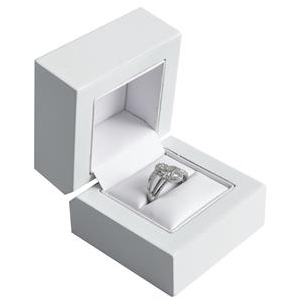 Drevená darčeková krabička na zásnubný prsteň biela