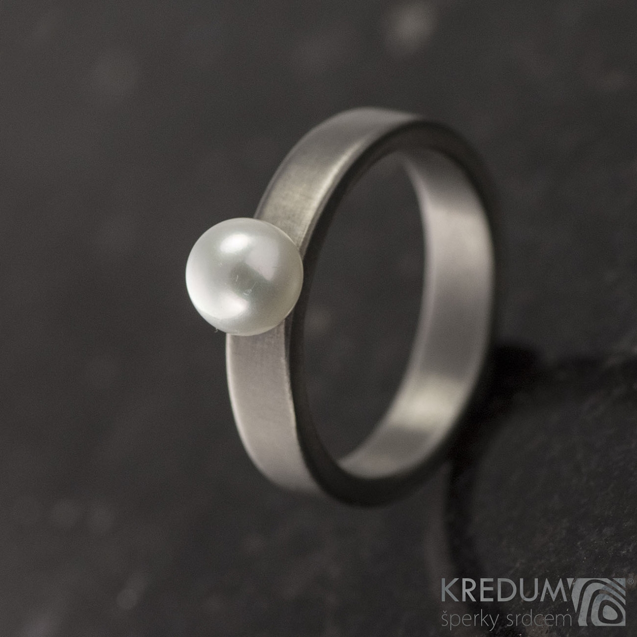 Kovaný titánový prsteň s perlou