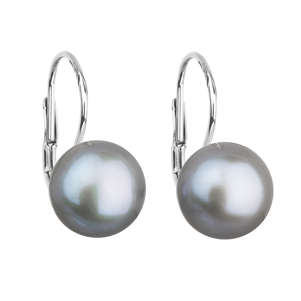 Strieborné náušnice visiace so sivou riečnou perlou
