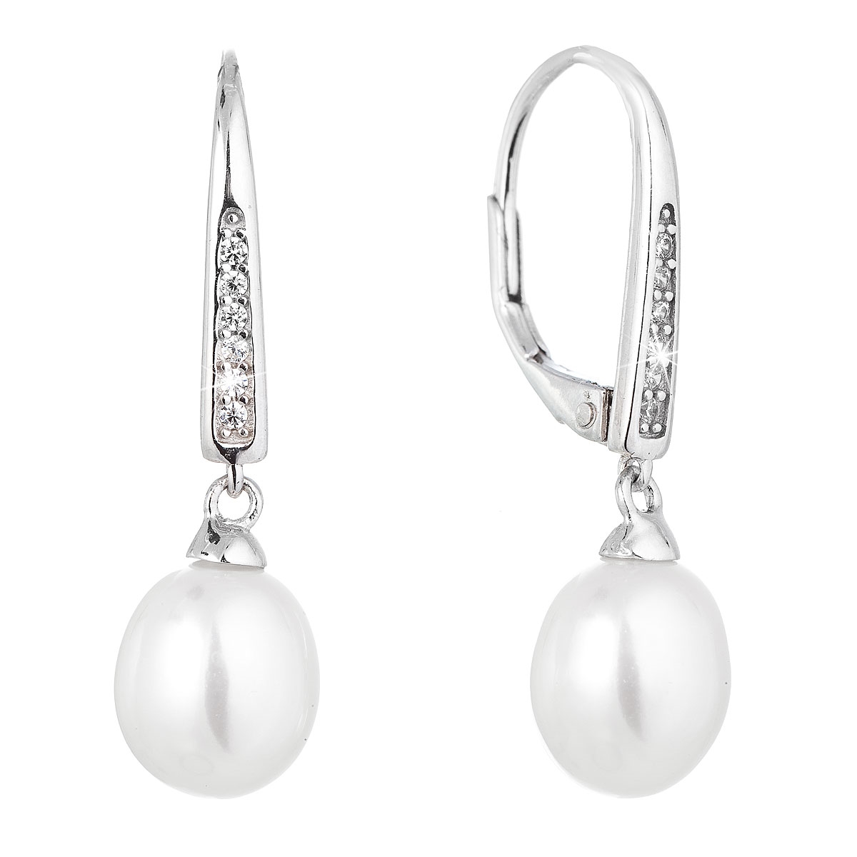 Strieborné náušnice visiace s bielou riečnou perlou