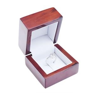 Drevená darčeková krabička na zásnubný prsteň