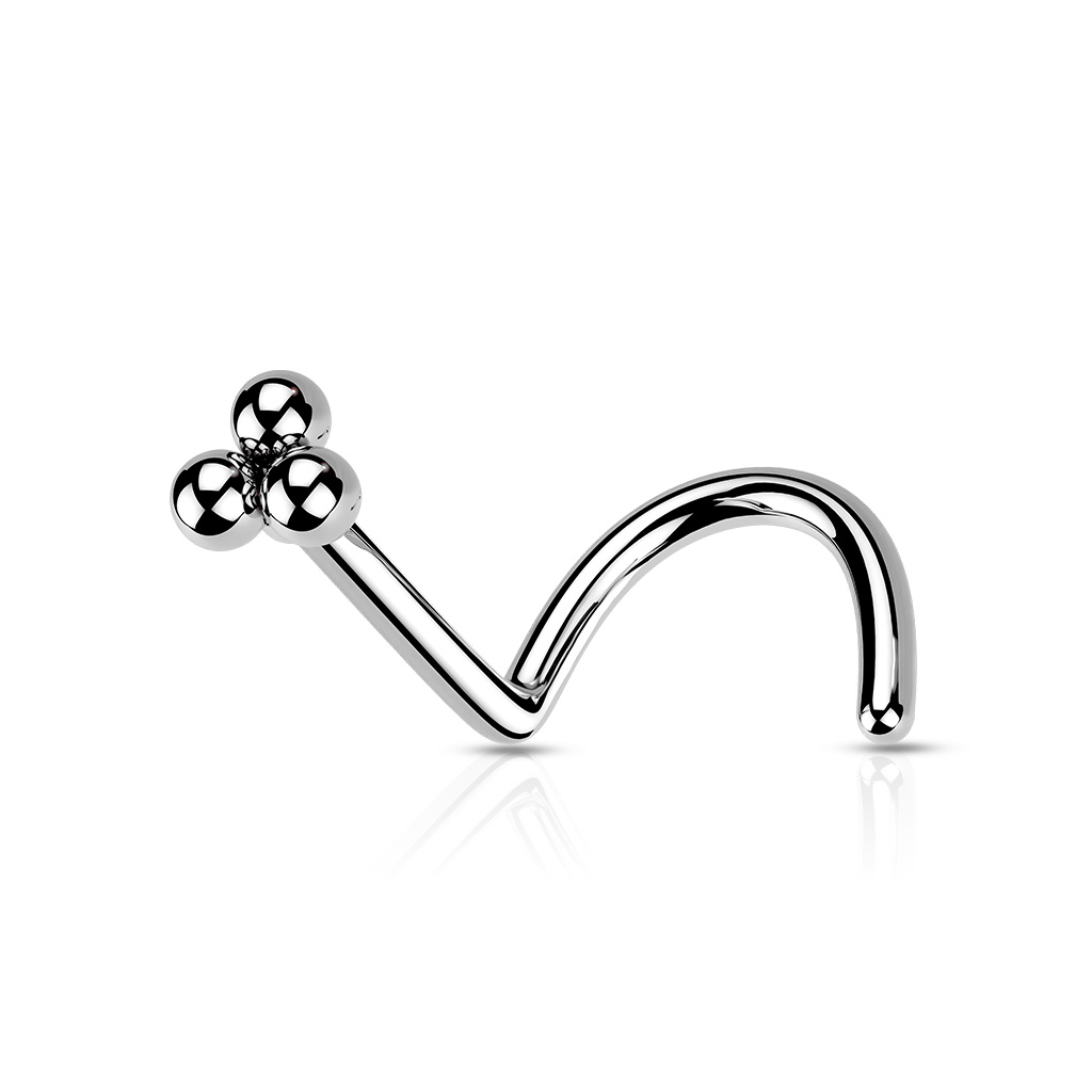 Zahnutý piercing do nosa