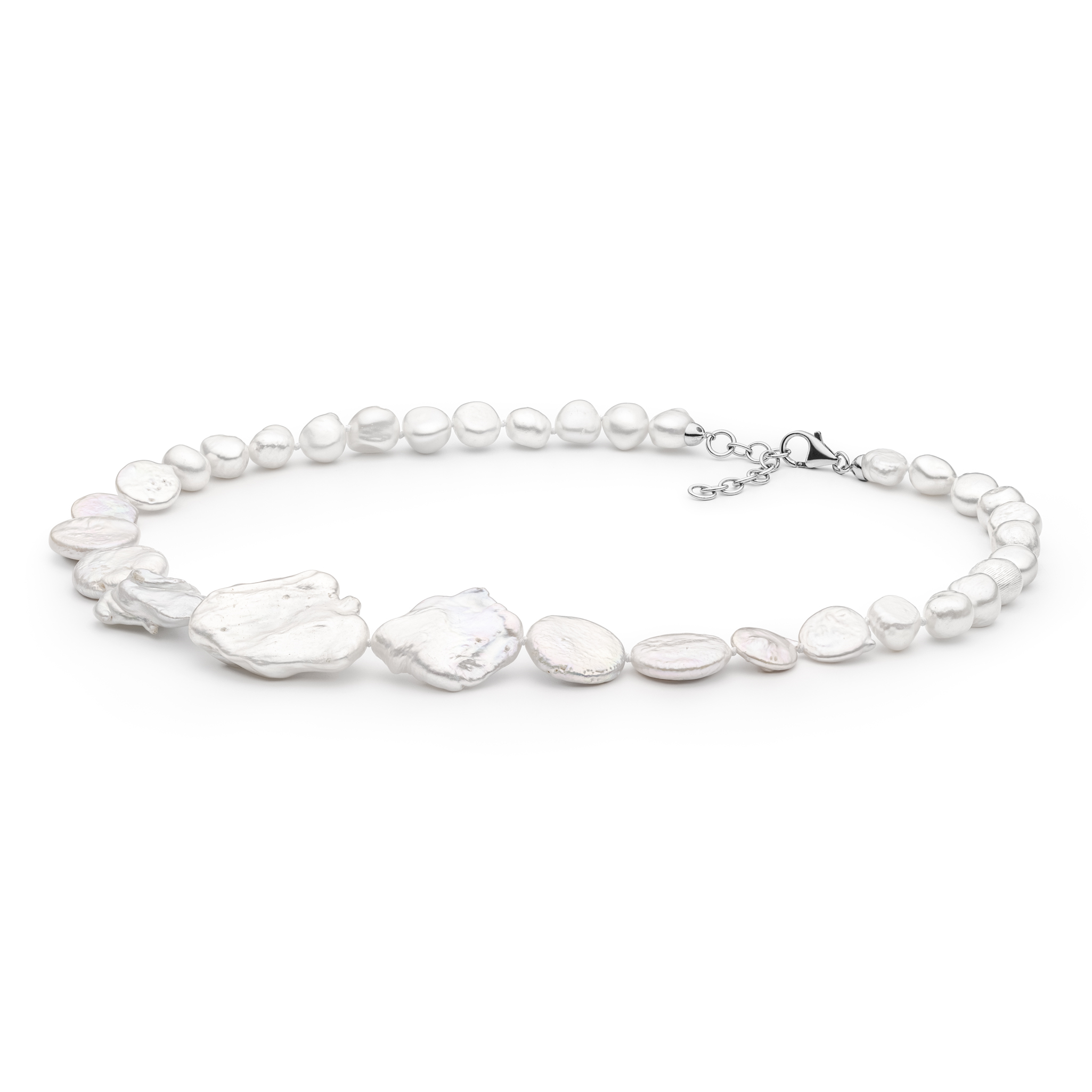 Strieborný náhrdelník s plochými nepravidelnými perlami