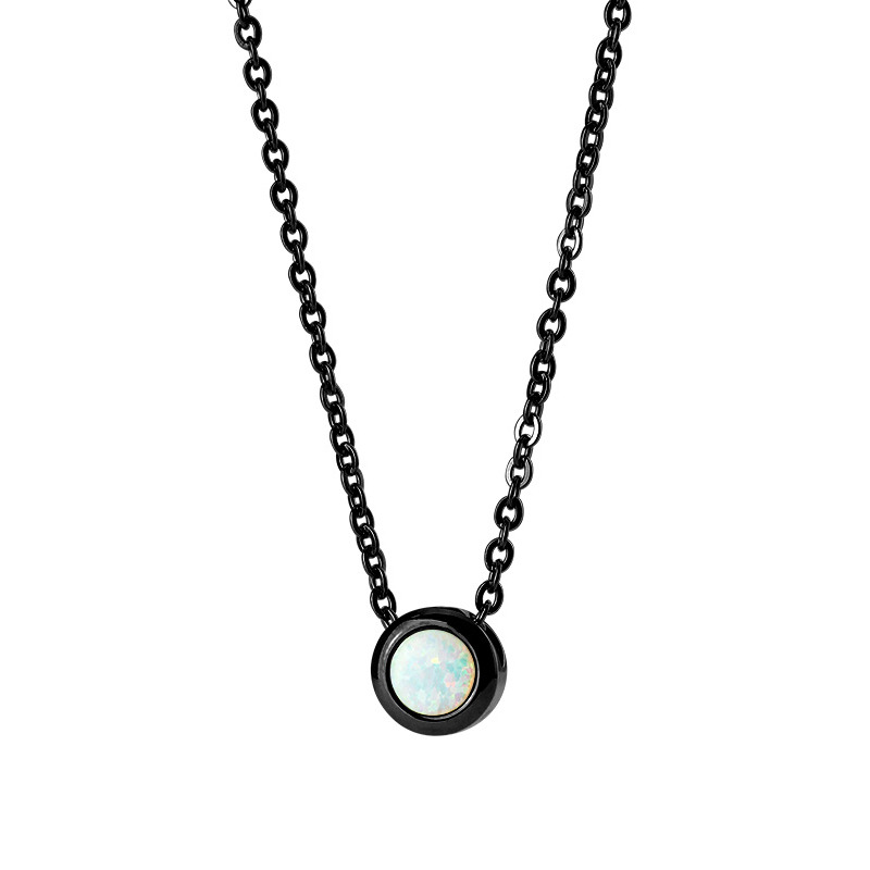 Čierny oceľový náhrdelník s opálom bielej farby