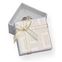 Bílá dárková krabička na prsten s mašlí