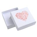 Bílá dárková krabička na soupravu šperků s ornamentálním srdcem