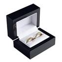 Černá dřevěná dárková krabička na snubní prsteny