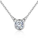 Stříbrný náhrdelník s kulatým čirým kamenem