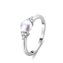 Stříbrný prsten s perlou