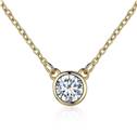 Zlacený stříbrný náhrdelník s kulatým čirým kamenem